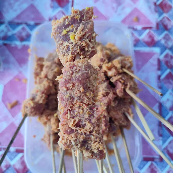 Tusuk daging dengan tusukan sate.
Lakukan hingga habis.