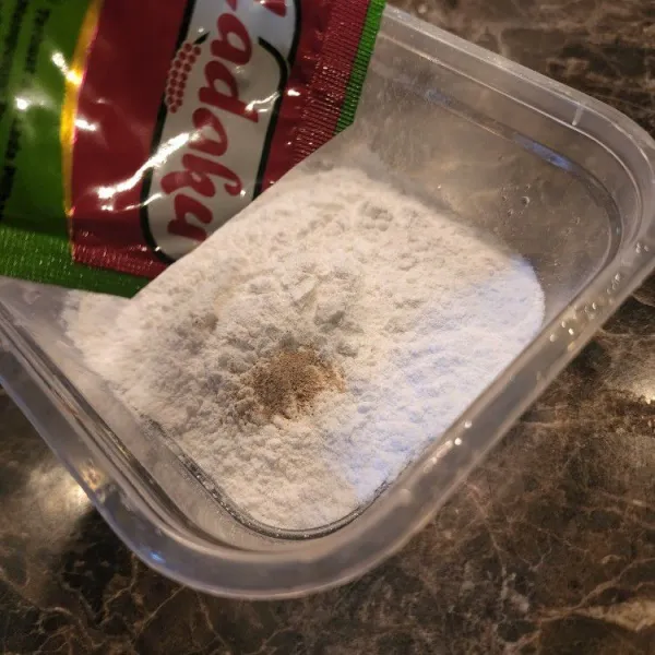 Campurkan tepung, lada bubuk, kaldu jamur, baking powder, dan garam, lalu aduk rata.