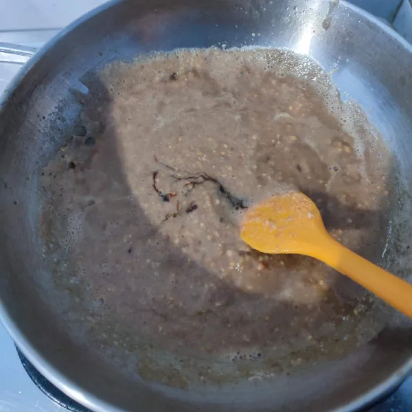 Haluskan kacang tanah goreng, gula merah dan bawang putih goreng.
Kemudian tambahkan air, kecap manis dan garam.
Koreksi rasa dan masak sampai meletup-letup.