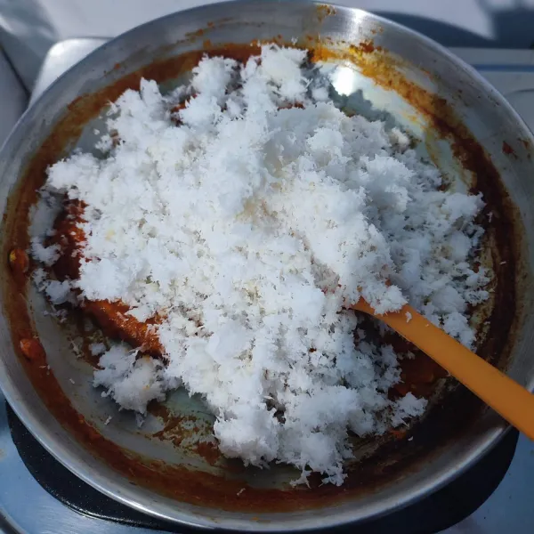 Masukkan kelapa parut, aduk rata.