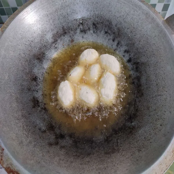 Panaskan minyak goreng, kemudian goreng jemblem dengan api sedang hingga golden brown, kemudian angkat dan tiriskan minyaknya.