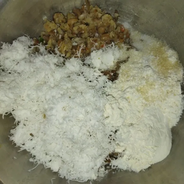 Siapkan wadah, masukkan kacang tolo dan bumbu yang sudah diulek, sisa kacang tolo yang tidak diulek, kelapa parut, tepung terigu, tepung sagu, garam, kaldu bubuk dan gula pasir.