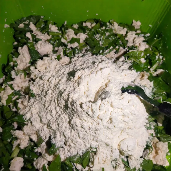 Kemudian masukkan tepung terigu garam dan penyedap rasa, gula pasir, aduk sampai rata.