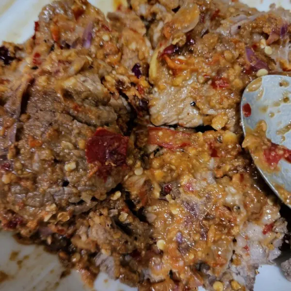 Haluskan bawang merah, bawang putih, ketumbar, kemiri, cabai, pala, garam, dan gula merah. Campur daging bersama bumbu dan telur.