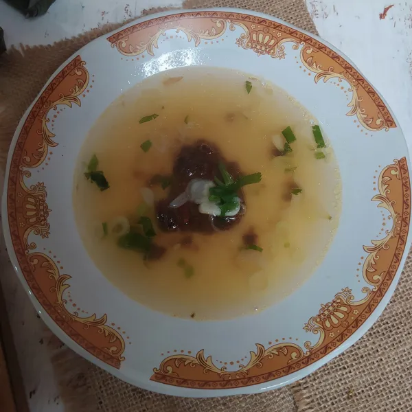 Penyajian: dalam piring, campur 1 sdt sambal petis, kecap manis dan 1 sendok kuah sayur, aduk rata. 
Tata irisan lontong, tahu dan toge lalu siram kuah panas. Taburi bawang merah goreng dan beri lentho kacang hijau.