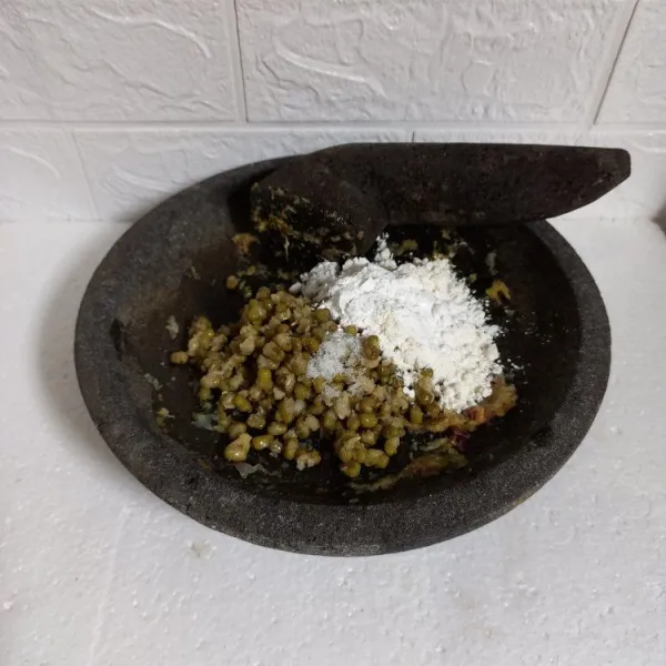 Masukkan kacang hijau, tepung terigu, tepung tapioka, garam dan penyedap ke dalam cobek.