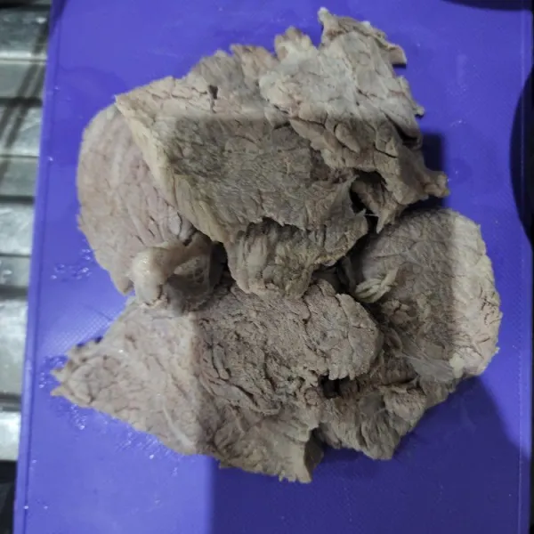Potong dan sedikit pipihkan daging  (tumbuk pelan).
