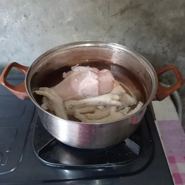 Rebus ceker bersama dada ayam dengan air yang bersih.