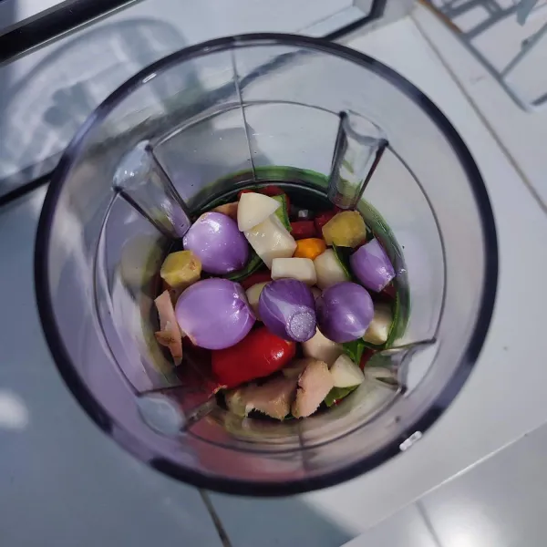 Blender bumbu halus sate dengan sedikit air.