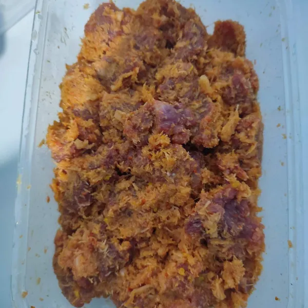 Campur daging dengan bumbu kelapa.
Marinasi minimal 2 jam atau selama 1 malam (semakin lama bumbu semakin meresap).