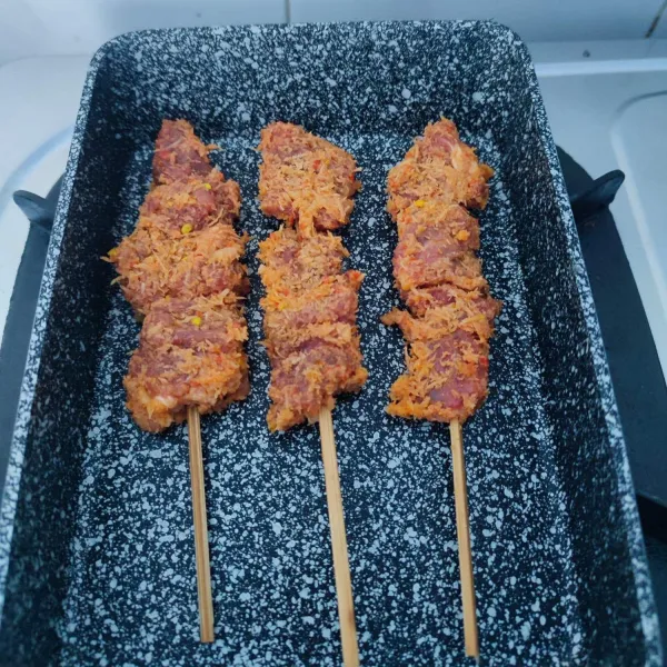 Panggang di atas teflon atau panggangan sampai matang.
Gunakan api kecil saja supaya matang merata.