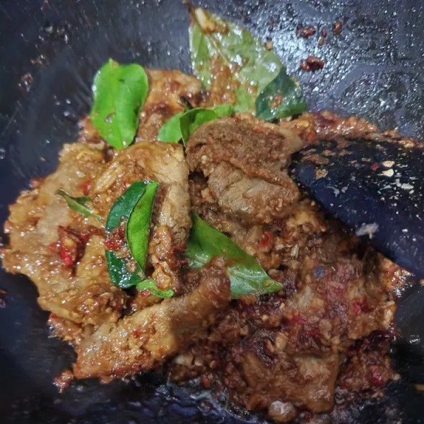 Panaskan wajan, beri sedikit minyak. Masukkan daging yang sudah diberi bumbu, tambahkan bahan pelengkap dan kecap manis, lalu aduk rata.