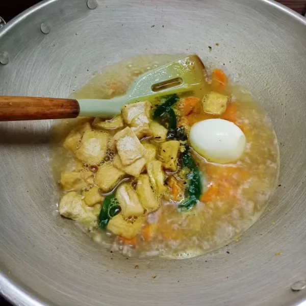 Kemudian masukkan wortel, telur dan tahu. Masak sampai wortel empuk.