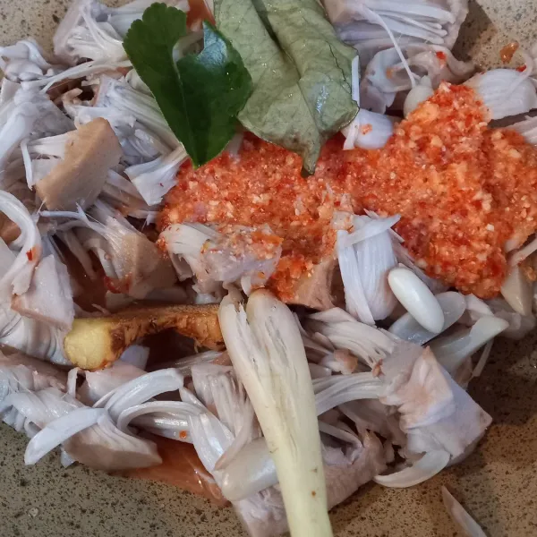 Masukkan nangka rebus, bumbu halus, daun salam, daun jeruk, sereh, lengkuas.