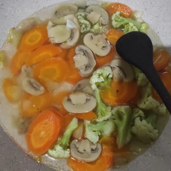Masukkan wortel, jamur dan brokoli. Tambahkan air, masak sampai layu.
