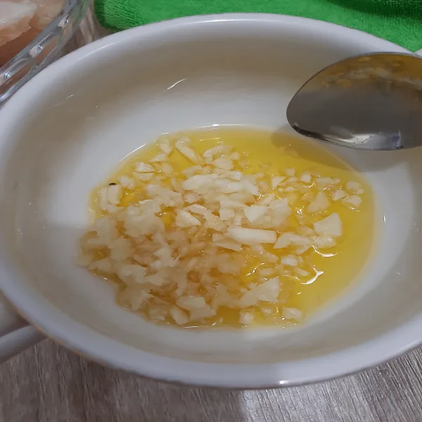 Lelehkan butter kemudian tambahkan bawang putih cincang.