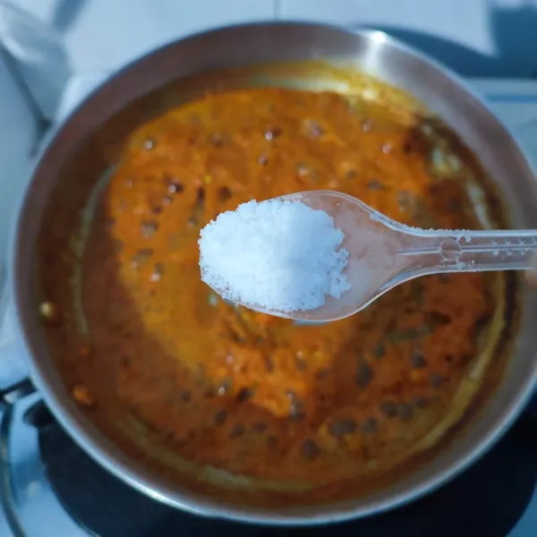 Tumis hingga air menyusut, kemudian bumbui dengan garam, gula, merica bubuk dan kaldu jamur.
Koreksi rasa.