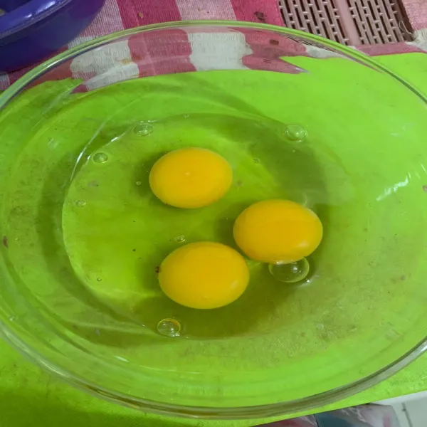 Pecahkan telur dan siapkan dalam mangkuk.
