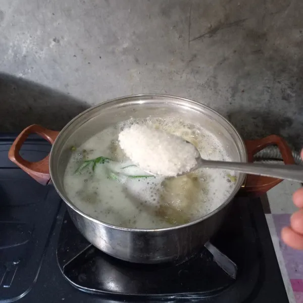 Masukkan gula pasir dan garam.
Aduk dan koreksi rasa. 
Jika belum manis bisa ditambahkan gula pasir lagi. 
Masak sampai mendidih.