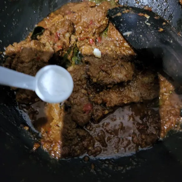 Masukkan air kaldu, masak hingga daging empuk dan cicipi rasanya. Kemudian angkat dan sajikan.