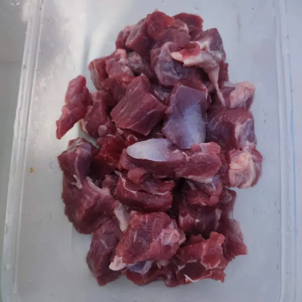 Cuci bersih daging kemudian potong kotak (jangan terlalu besar dan terlalu kecil).