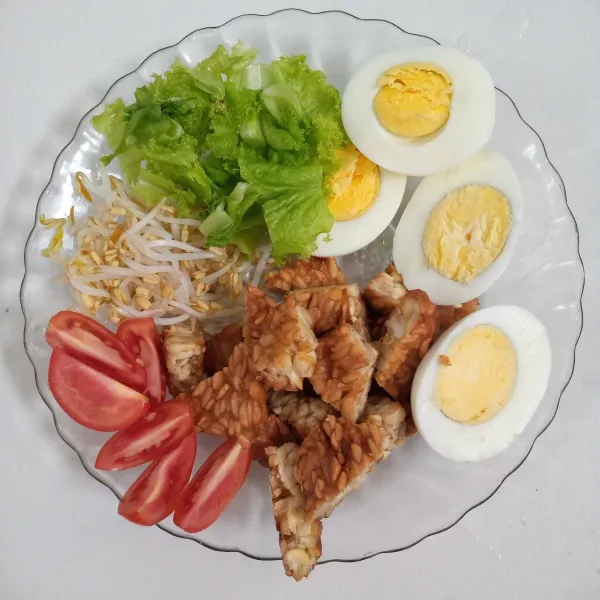 Rebus telur, goreng tempe, rebus sebentar taoge.
Potong-potong daun selada, tomat, timun dan lontong.
Sisihkan.