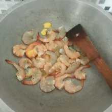 Lelehkan margarin, lalu goreng udang hingga berubah warna.