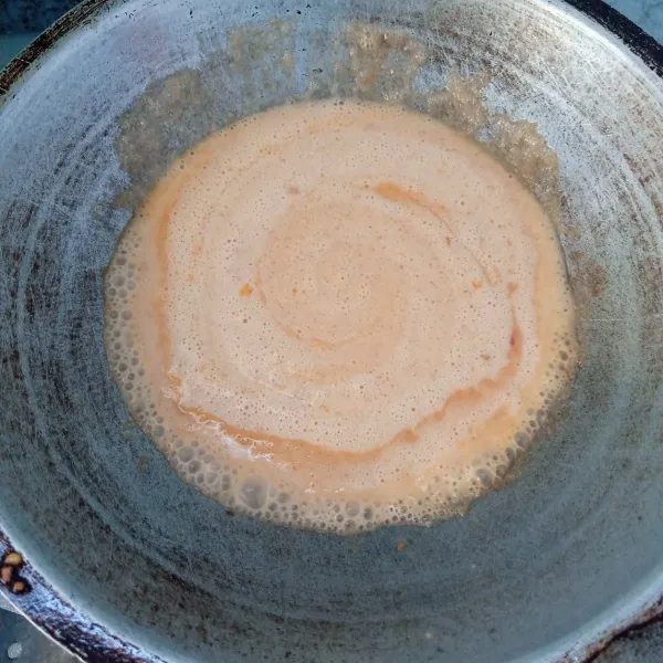 Blender bumbu sampai halus.
Kemudian masak bersama dengan santan sampai mendidih.