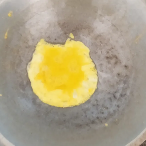 Kocok telur ayam dan garam, panaskan wajan, goreng telur hingga matang kedua sisi, angkat tiriskan.