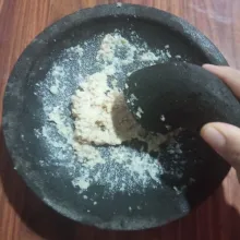 Uleg semua bahan bumbu halus.