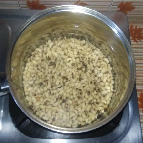 Kemudian rebus kacang tolo hingga empuk dan mekar, lalu tiriskan.