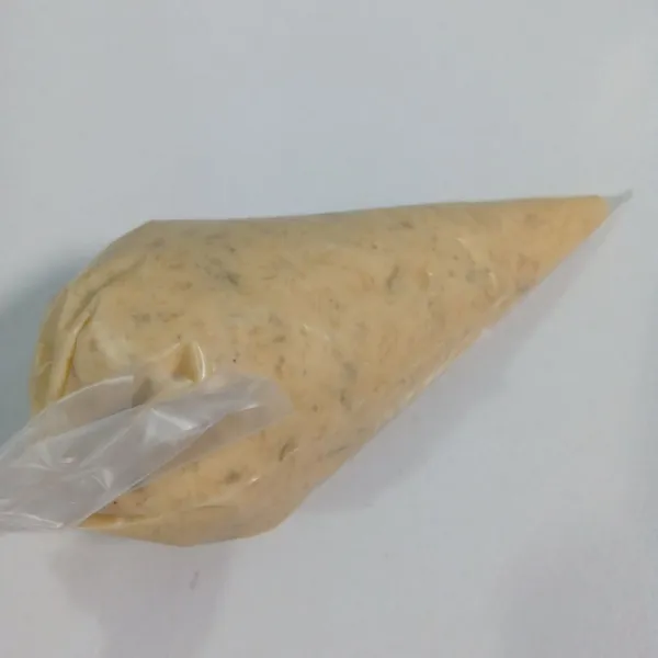 Bakwan udang : blender semua bahan sampai halus. Kemudian masukkan ke dalam plastik segitiga.