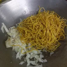 Masukkan mie, tambahkan air secukupnya, lalu aduk rata.