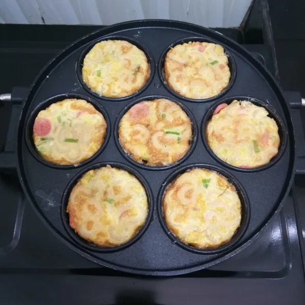 Kemudian balik omelet. Masak sisi satunya hingga matang. Lalu angkat.