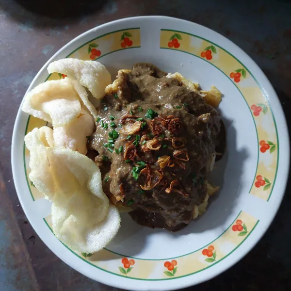 Siram dengan bumbu, lalu tambahkan kerupuk dan bawang goreng, tahu tek siap disajikan.