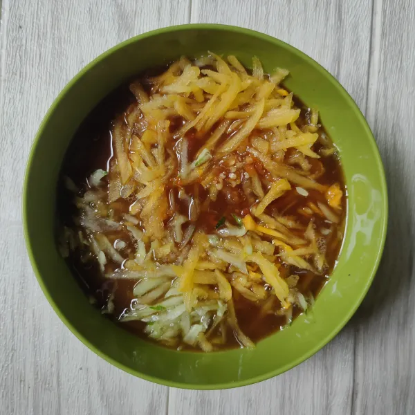 Aduk hingga tercampur rata, kemudian bisa langsung disajikan (masukkan kulkas dan sajikan dingin lebih nikmat).