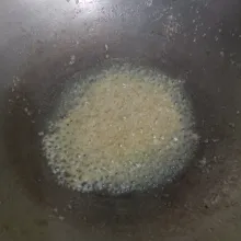 Tumis bumbu halus hingga harum dan tidak berbau langu.