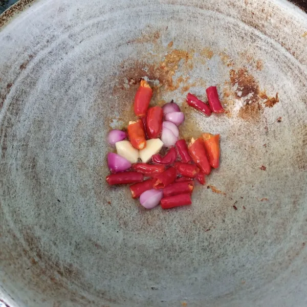 Goreng bawang merah, bawang putih, cabai merah dan cabai rawit sampai layu.