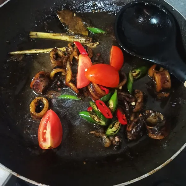 Beri tomat, cabe merah besar dan cabe hijau besar. Aduk sebentar
