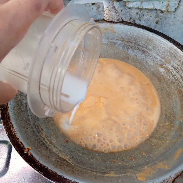 Tambahkan larutan tepung beras.
Aduk rata.
Masak sampai mengental.
Koreksi rasa.