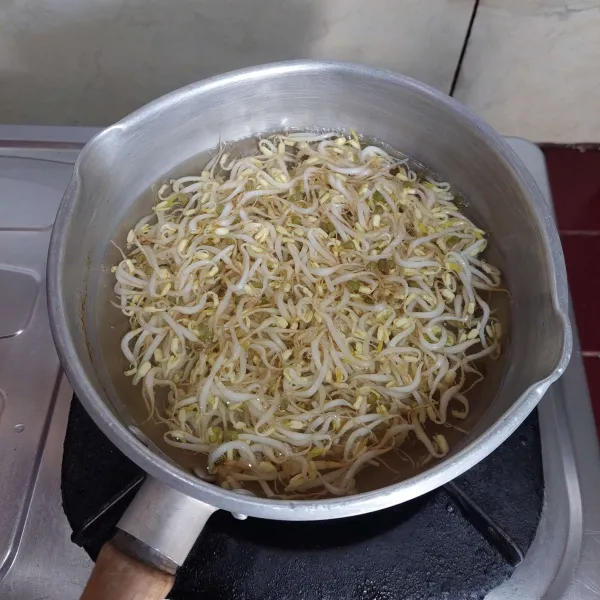 Rebus taoge sebentar, angkat dan tiriskan.