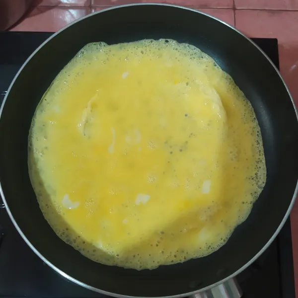 Buat telur dadar dari ½ bagian telur. Angkat dan sisihkan.