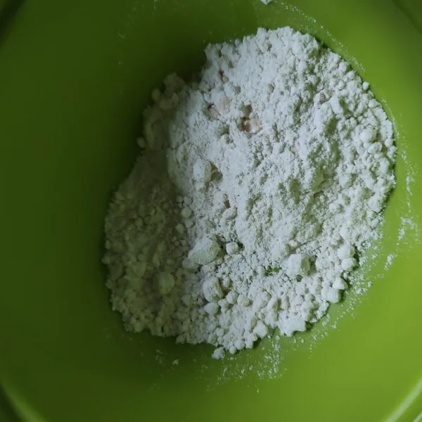 Siapkan tepung terigu, garam dan tepung tapioka dalam satu wadah.