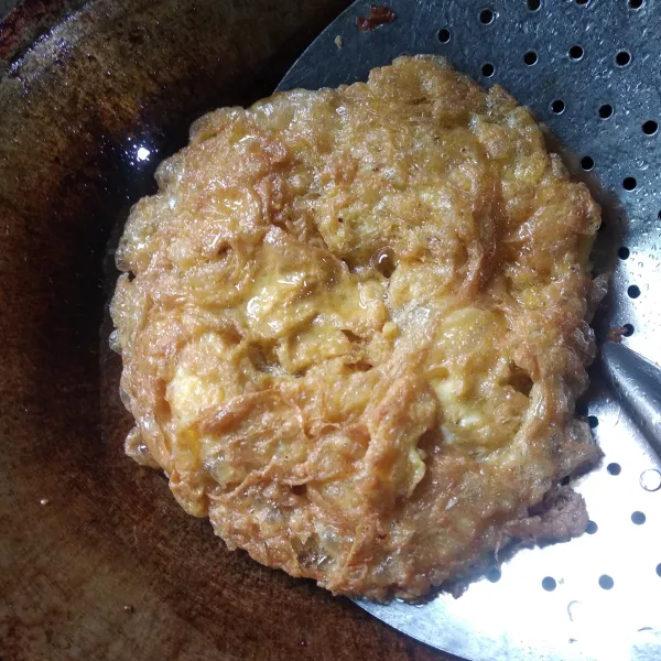 Kocok lepas telur dan masak seperti membuat telur dadar.