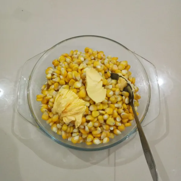 Pindahkan jagung rebus ke dalam mangkok. Segera tambahkan margarin ketika jagung masih panas,aduk hingga tercampur rata.