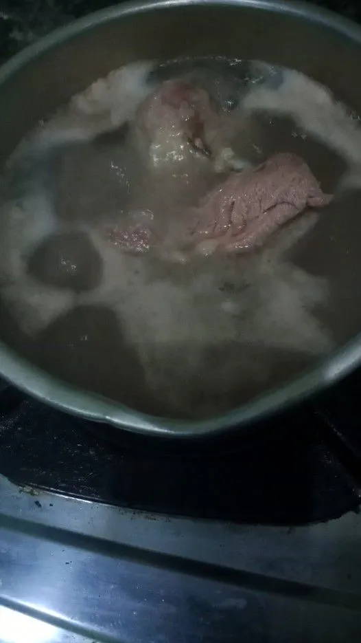 Rebus daging kira-kira selama 20 menit hingga daging empuk.