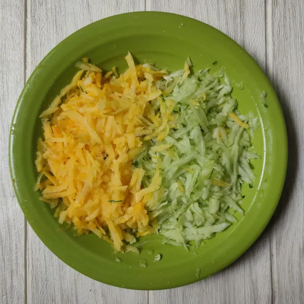 Cuci bersih timun dan kesemek, kemudian serut.