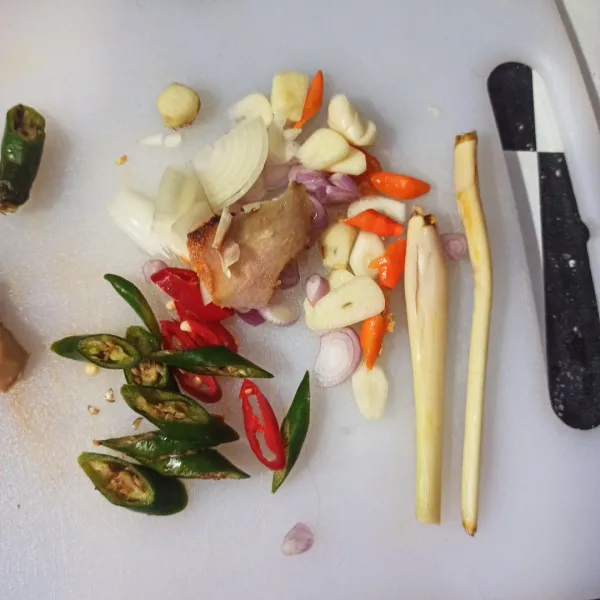 Siapkan bahan bumbu cemplung, iris