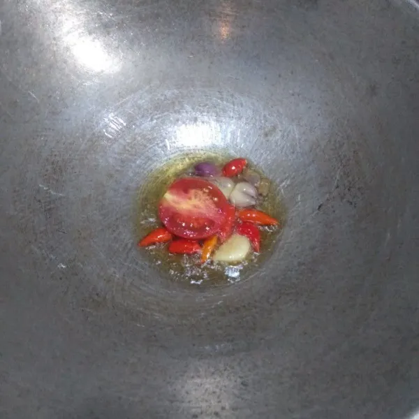 Goreng cabai, bawang merah, bawang putih dan tomat hingga layu, kemudian angkat.