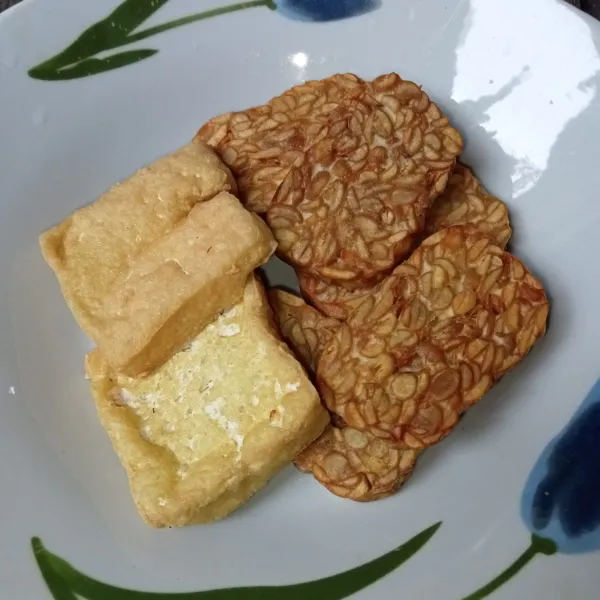 Goreng tahu dan tempe sampai matang.